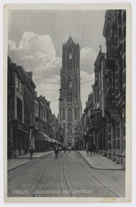 606355 Gezicht op de Domtoren te Utrecht, vanaf de Zadelstraat.